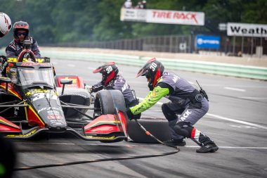Miami, Florida 'dan PIETRO FITTIPALDI (30), WI. Dünya Savaşı' nda Elkhart Gölü 'ndeki Road America' da XPEL Grand Prix sırasında servis için pit yolundan geliyor..