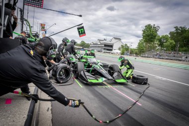 Cenevre, İsviçre 'den ROMAIN GROSJEAN (77), WI. Dünya Savaşı' nda Elkhart Gölü 'ndeki Road America' da XPEL Grand Prix sırasında servis için çukura gelir..