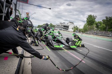 Cenevre, İsviçre 'den ROMAIN GROSJEAN (77), WI. Dünya Savaşı' nda Elkhart Gölü 'ndeki Road America' da XPEL Grand Prix sırasında servis için çukura gelir..
