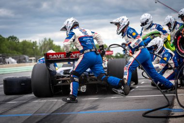 İsveç, Stockholm 'den LINUS LUNDQVIST (R) (8), Elkhart Gölü, WI' de bulunan Road America 'da XPEL Grand Prix sırasında servis için çukur yoluna gelir..