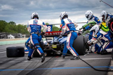 İsveç, Stockholm 'den LINUS LUNDQVIST (R) (8), Elkhart Gölü, WI' de bulunan Road America 'da XPEL Grand Prix sırasında servis için çukur yoluna gelir..