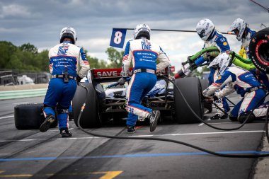 İsveç, Stockholm 'den LINUS LUNDQVIST (R) (8), Elkhart Gölü, WI' de bulunan Road America 'da XPEL Grand Prix sırasında servis için çukur yoluna gelir..