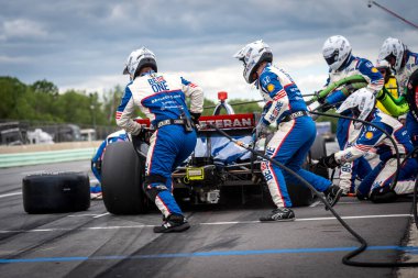 İsveç, Stockholm 'den LINUS LUNDQVIST (R) (8), Elkhart Gölü, WI' de bulunan Road America 'da XPEL Grand Prix sırasında servis için çukur yoluna gelir..