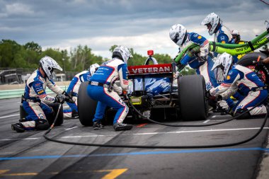 İsveç, Stockholm 'den LINUS LUNDQVIST (R) (8), Elkhart Gölü, WI' de bulunan Road America 'da XPEL Grand Prix sırasında servis için çukur yoluna gelir..