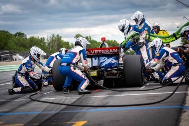 İsveç, Stockholm 'den LINUS LUNDQVIST (R) (8), Elkhart Gölü, WI' de bulunan Road America 'da XPEL Grand Prix sırasında servis için çukur yoluna gelir..
