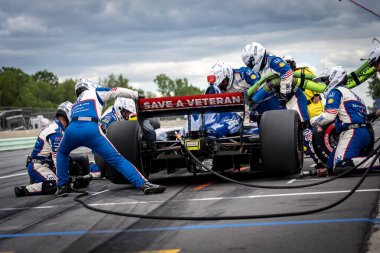 İsveç, Stockholm 'den LINUS LUNDQVIST (R) (8), Elkhart Gölü, WI' de bulunan Road America 'da XPEL Grand Prix sırasında servis için çukur yoluna gelir..