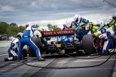 İsveç, Stockholm 'den LINUS LUNDQVIST (R) (8), Elkhart Gölü, WI' de bulunan Road America 'da XPEL Grand Prix sırasında servis için çukur yoluna gelir..