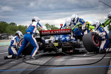 İsveç, Stockholm 'den LINUS LUNDQVIST (R) (8), Elkhart Gölü, WI' de bulunan Road America 'da XPEL Grand Prix sırasında servis için çukur yoluna gelir..