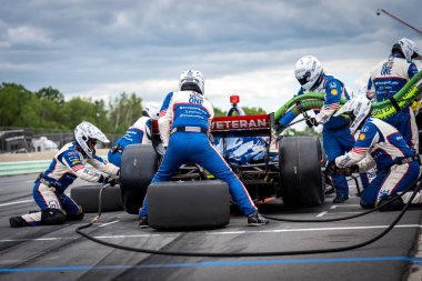 İsveç, Stockholm 'den LINUS LUNDQVIST (R) (8), Elkhart Gölü, WI' de bulunan Road America 'da XPEL Grand Prix sırasında servis için çukur yoluna gelir..