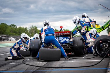 İsveç, Stockholm 'den LINUS LUNDQVIST (R) (8), Elkhart Gölü, WI' de bulunan Road America 'da XPEL Grand Prix sırasında servis için çukur yoluna gelir..