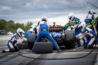 İsveç, Stockholm 'den LINUS LUNDQVIST (R) (8), Elkhart Gölü, WI' de bulunan Road America 'da XPEL Grand Prix sırasında servis için çukur yoluna gelir..