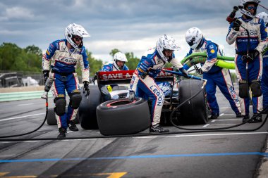 İsveç, Stockholm 'den LINUS LUNDQVIST (R) (8), Elkhart Gölü, WI' de bulunan Road America 'da XPEL Grand Prix sırasında servis için çukur yoluna gelir..