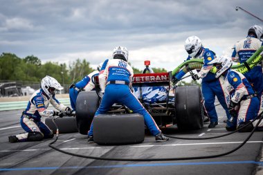 İsveç, Stockholm 'den LINUS LUNDQVIST (R) (8), Elkhart Gölü, WI' de bulunan Road America 'da XPEL Grand Prix sırasında servis için çukur yoluna gelir..