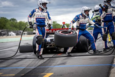 İsveç, Stockholm 'den LINUS LUNDQVIST (R) (8), Elkhart Gölü, WI' de bulunan Road America 'da XPEL Grand Prix sırasında servis için çukur yoluna gelir..