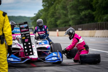 Varnamo, İsveç 'ten Felix Rosenqvist (60), I. Dünya Savaşı' nda Elkhart Gölü 'ndeki Road America' da XPEL Grand Prix sırasında servis için pitten aşağı iniyor..