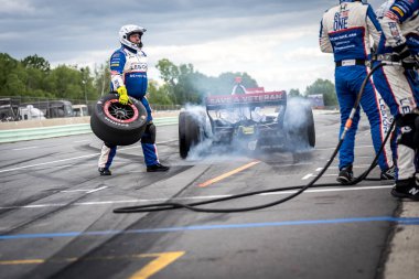 İsveç, Stockholm 'den LINUS LUNDQVIST (R) (8), Elkhart Gölü, WI' de bulunan Road America 'da XPEL Grand Prix sırasında servis için çukur yoluna gelir..