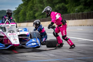 Varnamo, İsveç 'ten Felix Rosenqvist (60), I. Dünya Savaşı' nda Elkhart Gölü 'ndeki Road America' da XPEL Grand Prix sırasında servis için pitten aşağı iniyor..