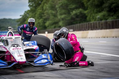 Varnamo, İsveç 'ten Felix Rosenqvist (60), I. Dünya Savaşı' nda Elkhart Gölü 'ndeki Road America' da XPEL Grand Prix sırasında servis için pitten aşağı iniyor..