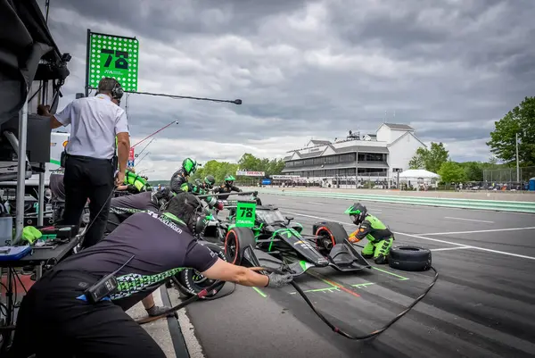 Yedek sürücü, NOLAN SIEGEL (78) Palo Alto, Kaliforniya 'dan Elkhart Gölü, WI' deki Road America 'da XPEL Grand Prix sırasında servis için geliyor..