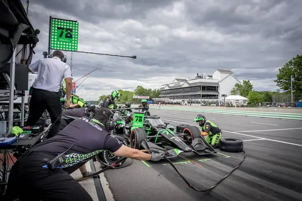 Yedek sürücü, NOLAN SIEGEL (78) Palo Alto, Kaliforniya 'dan Elkhart Gölü, WI' deki Road America 'da XPEL Grand Prix sırasında servis için geliyor..