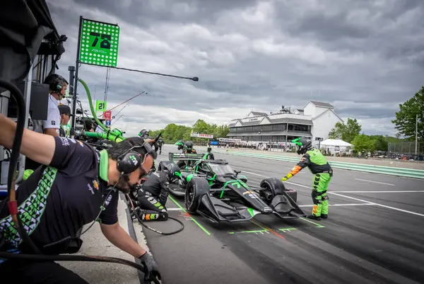 Yedek sürücü, NOLAN SIEGEL (78) Palo Alto, Kaliforniya 'dan Elkhart Gölü, WI' deki Road America 'da XPEL Grand Prix sırasında servis için geliyor..