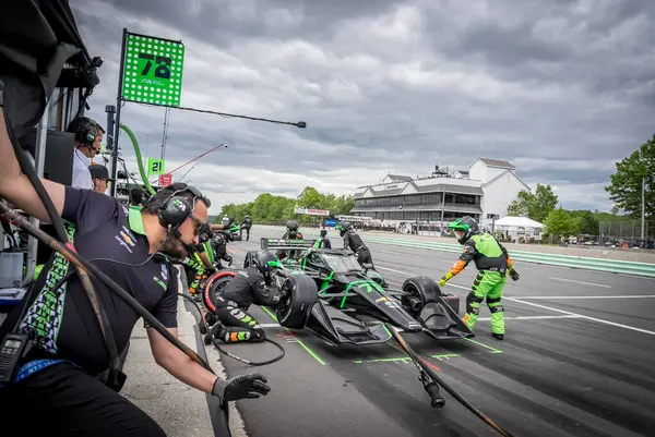 Yedek sürücü, NOLAN SIEGEL (78) Palo Alto, Kaliforniya 'dan Elkhart Gölü, WI' deki Road America 'da XPEL Grand Prix sırasında servis için geliyor..