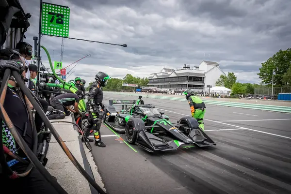 Yedek sürücü, NOLAN SIEGEL (78) Palo Alto, Kaliforniya 'dan Elkhart Gölü, WI' deki Road America 'da XPEL Grand Prix sırasında servis için geliyor..
