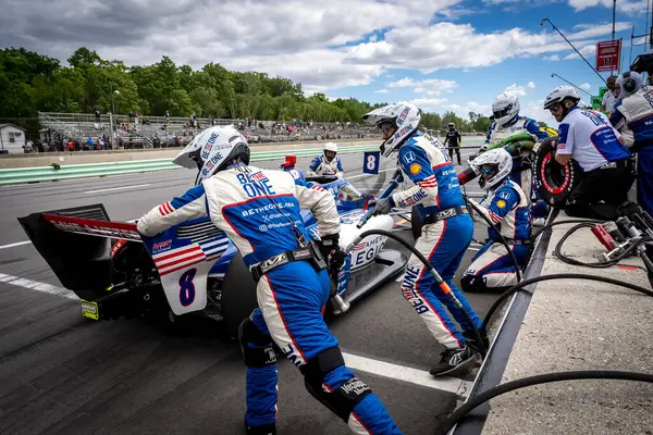 İsveç, Stockholm 'den LINUS LUNDQVIST (R) (8), Elkhart Gölü, WI' de bulunan Road America 'da XPEL Grand Prix sırasında servis için çukur yoluna gelir..