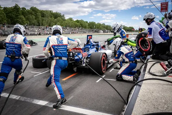 İsveç, Stockholm 'den LINUS LUNDQVIST (R) (8), Elkhart Gölü, WI' de bulunan Road America 'da XPEL Grand Prix sırasında servis için çukur yoluna gelir..