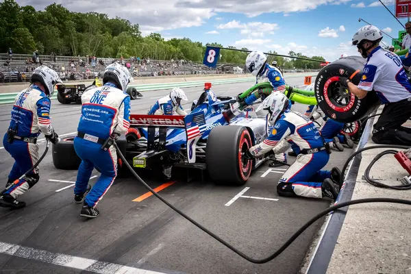 İsveç, Stockholm 'den LINUS LUNDQVIST (R) (8), Elkhart Gölü, WI' de bulunan Road America 'da XPEL Grand Prix sırasında servis için çukur yoluna gelir..