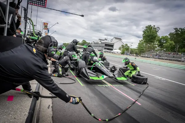 Cenevre, İsviçre 'den ROMAIN GROSJEAN (77), WI. Dünya Savaşı' nda Elkhart Gölü 'ndeki Road America' da XPEL Grand Prix sırasında servis için çukura gelir..