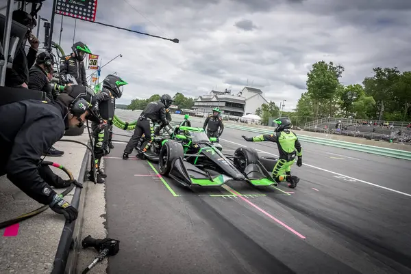 Cenevre, İsviçre 'den ROMAIN GROSJEAN (77), WI. Dünya Savaşı' nda Elkhart Gölü 'ndeki Road America' da XPEL Grand Prix sırasında servis için çukura gelir..