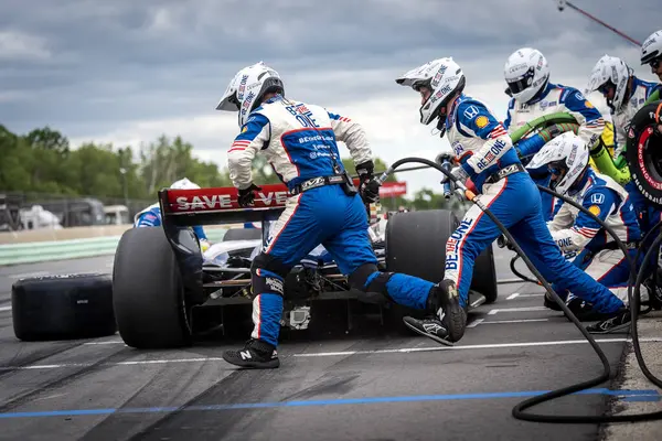 İsveç, Stockholm 'den LINUS LUNDQVIST (R) (8), Elkhart Gölü, WI' de bulunan Road America 'da XPEL Grand Prix sırasında servis için çukur yoluna gelir..
