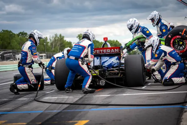İsveç, Stockholm 'den LINUS LUNDQVIST (R) (8), Elkhart Gölü, WI' de bulunan Road America 'da XPEL Grand Prix sırasında servis için çukur yoluna gelir..