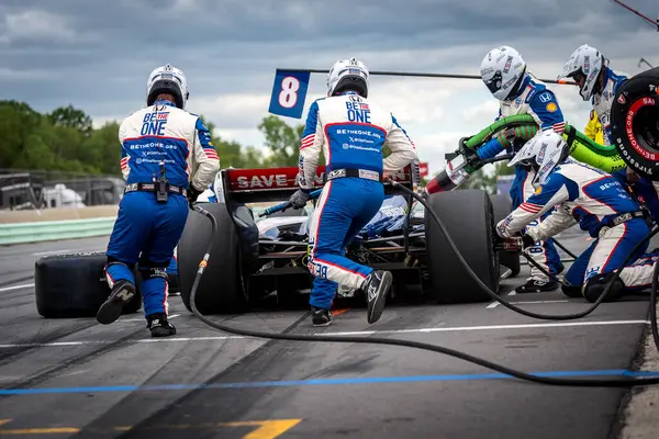 İsveç, Stockholm 'den LINUS LUNDQVIST (R) (8), Elkhart Gölü, WI' de bulunan Road America 'da XPEL Grand Prix sırasında servis için çukur yoluna gelir..
