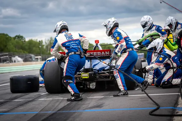 İsveç, Stockholm 'den LINUS LUNDQVIST (R) (8), Elkhart Gölü, WI' de bulunan Road America 'da XPEL Grand Prix sırasında servis için çukur yoluna gelir..