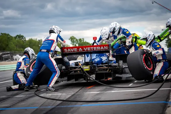 İsveç, Stockholm 'den LINUS LUNDQVIST (R) (8), Elkhart Gölü, WI' de bulunan Road America 'da XPEL Grand Prix sırasında servis için çukur yoluna gelir..