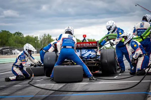 İsveç, Stockholm 'den LINUS LUNDQVIST (R) (8), Elkhart Gölü, WI' de bulunan Road America 'da XPEL Grand Prix sırasında servis için çukur yoluna gelir..
