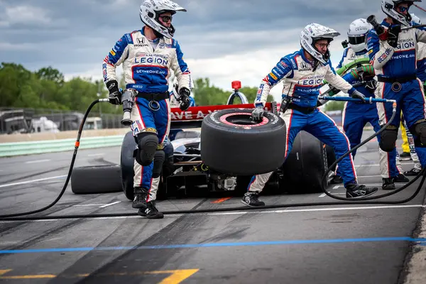 İsveç, Stockholm 'den LINUS LUNDQVIST (R) (8), Elkhart Gölü, WI' de bulunan Road America 'da XPEL Grand Prix sırasında servis için çukur yoluna gelir..
