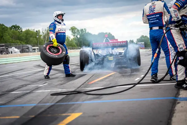 İsveç, Stockholm 'den LINUS LUNDQVIST (R) (8), Elkhart Gölü, WI' de bulunan Road America 'da XPEL Grand Prix sırasında servis için çukur yoluna gelir..