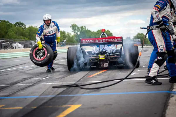 İsveç, Stockholm 'den LINUS LUNDQVIST (R) (8), Elkhart Gölü, WI' de bulunan Road America 'da XPEL Grand Prix sırasında servis için çukur yoluna gelir..