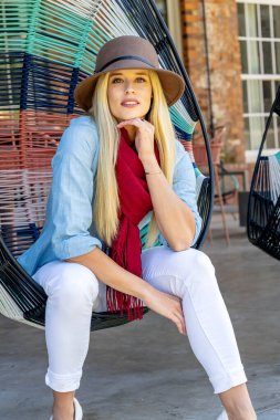 Sarışın güzellik, şatafatlı bir sonbahar gününde neşe saçar, neşe saçar..