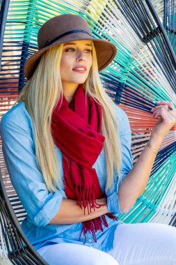 Sarışın güzellik, şatafatlı bir sonbahar gününde neşe saçar, neşe saçar..