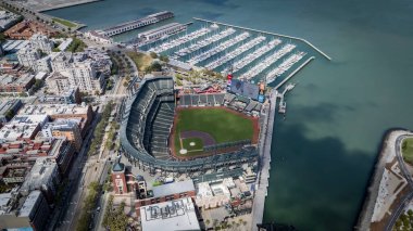 San Francisco Giants, yakın zamanda vefat eden Willie Mays 'i Oracle Park' taki orta saha Jumbotron 'u anısına onurlandırdı. Hava manzarası, stadyumun güzelliğini San Francisco Körfezi 'nin arka planına yansıtıyor..