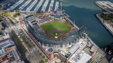 San Francisco Giants, yakın zamanda vefat eden Willie Mays 'i Oracle Park' taki orta saha Jumbotron 'u anısına onurlandırdı. Hava manzarası, stadyumun güzelliğini San Francisco Körfezi 'nin arka planına yansıtıyor..