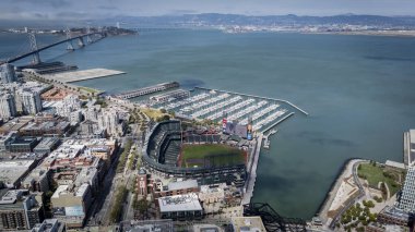 San Francisco Giants, yakın zamanda vefat eden Willie Mays 'i Oracle Park' taki orta saha Jumbotron 'u anısına onurlandırdı. Hava manzarası, stadyumun güzelliğini San Francisco Körfezi 'nin arka planına yansıtıyor..