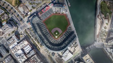 San Francisco Giants, yakın zamanda vefat eden Willie Mays 'i Oracle Park' taki orta saha Jumbotron 'u anısına onurlandırdı. Hava manzarası, stadyumun güzelliğini San Francisco Körfezi 'nin arka planına yansıtıyor..