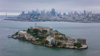 Alcatraz Adası 'ndaki Birleşik Devletler Cezaevi' nin hava görüntüsü San Francisco açıklarındaki küçük bir adada tarihi bir maksimum güvenlikli hapishane gösteriyor. 1934 'ten 1963' e kadar 1910-12 yılları arasında inşa edilmiş ve şu anda turistlerin ilgi odağı konumundadır..