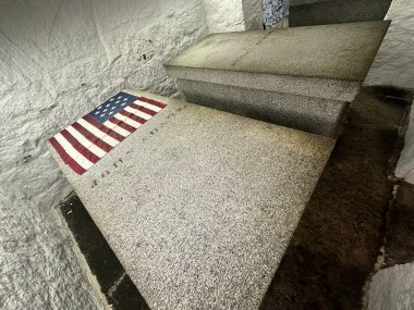 2. ABD Başkanı John Adams 'ın Quincy, MA' daki Birleşik Bölge Kilisesi 'ndeki mezarında John Adams, John Quincy Adams ve eşlerinin mezarları bulunmaktadır..