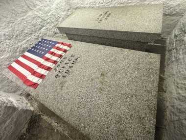 3. ABD Başkanı John Quincy Adams 'ın Quincy, MA' daki United First Parish Kilisesi 'ndeki mezarında John Adams, John Quincy Adams ve eşlerinin mezarları bulunmaktadır..